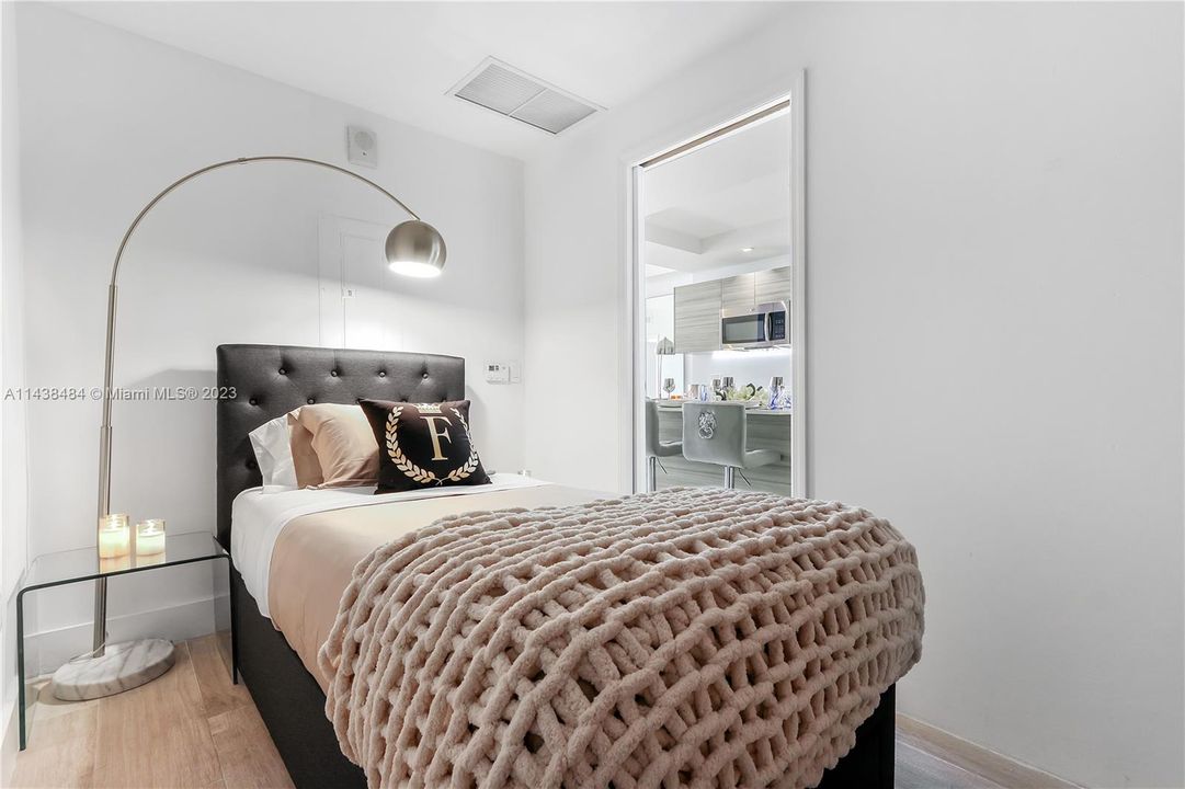 Recently Sold: $600,000 (1 beds, 1 baths, 713 Square Feet)