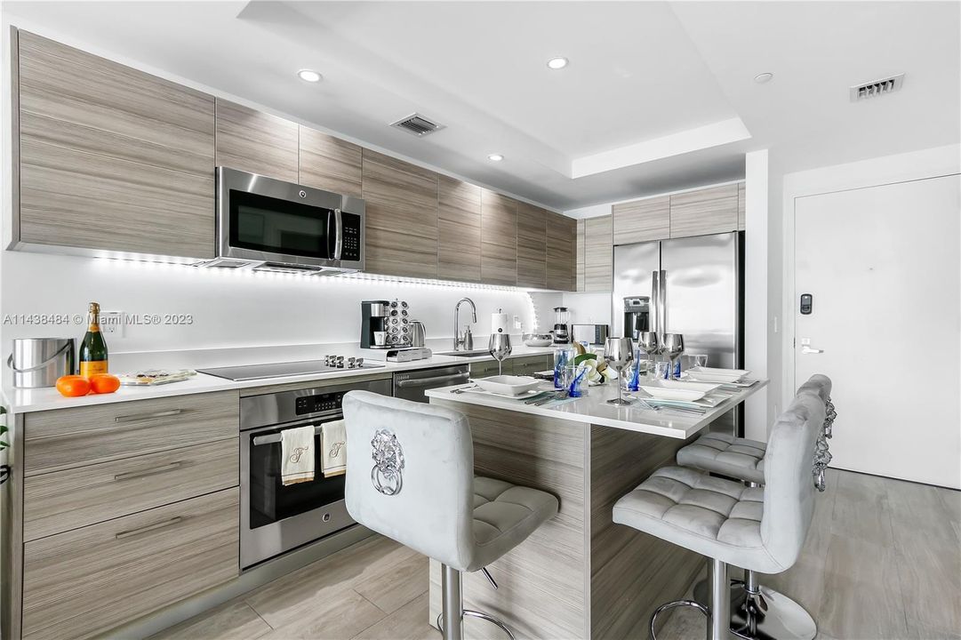 Recently Sold: $600,000 (1 beds, 1 baths, 713 Square Feet)