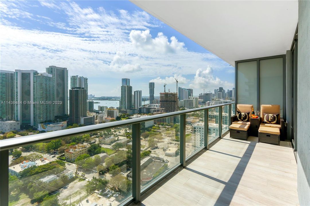 Recently Sold: $600,000 (1 beds, 1 baths, 713 Square Feet)