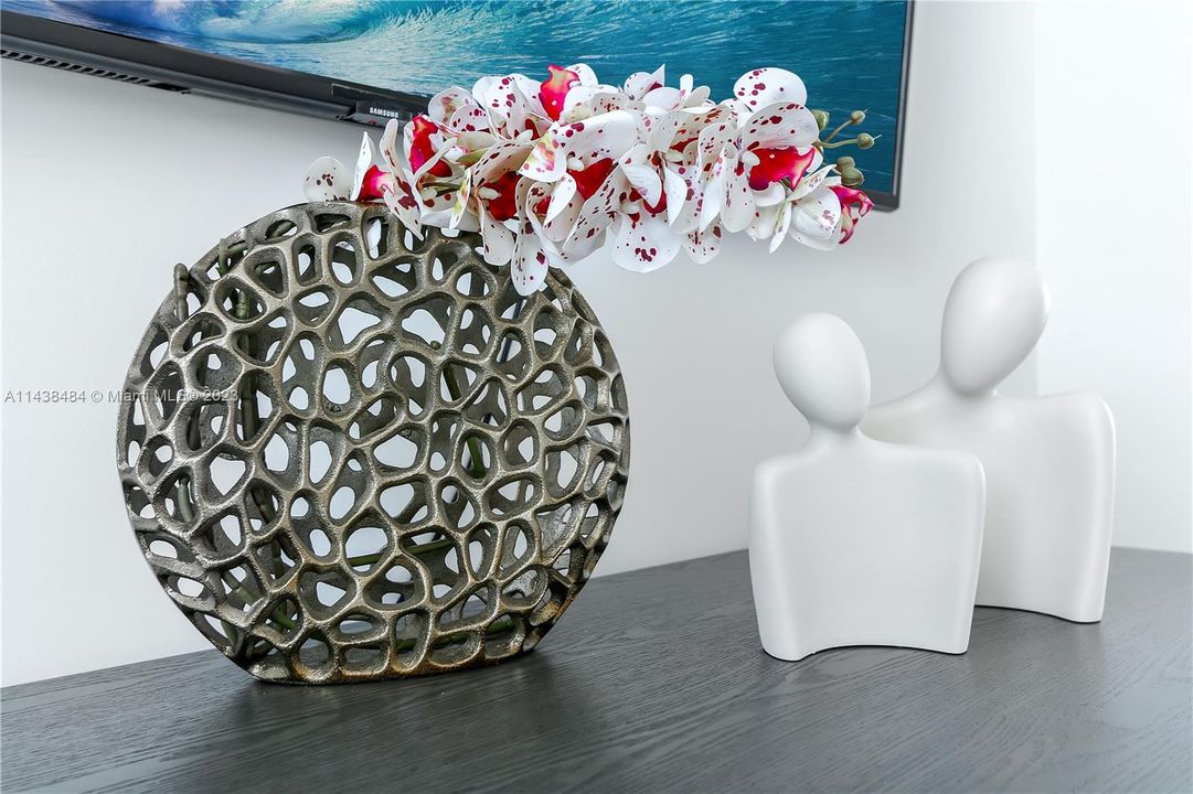 Recently Sold: $600,000 (1 beds, 1 baths, 713 Square Feet)