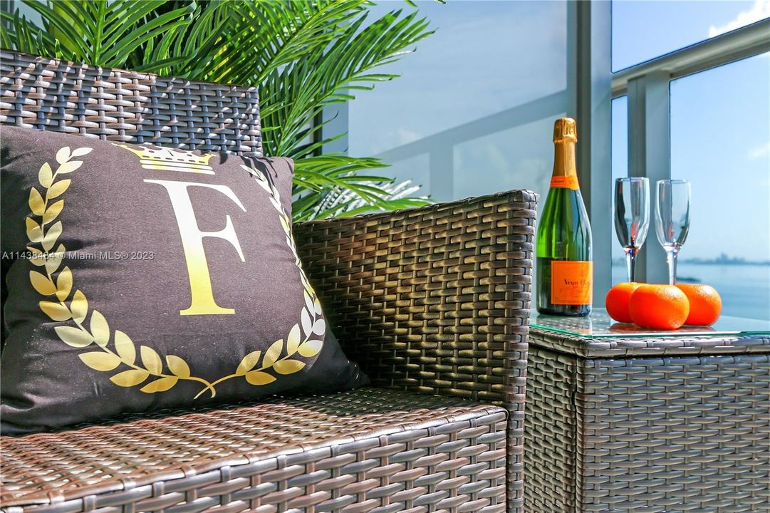 Recently Sold: $600,000 (1 beds, 1 baths, 713 Square Feet)