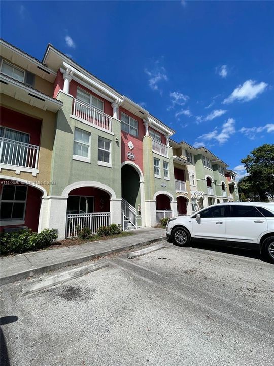 Recently Rented: $2,700 (3 beds, 2 baths, 1429 Square Feet)