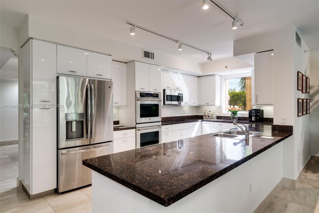 Recently Sold: $2,997,500 (3 beds, 4 baths, 3112 Square Feet)