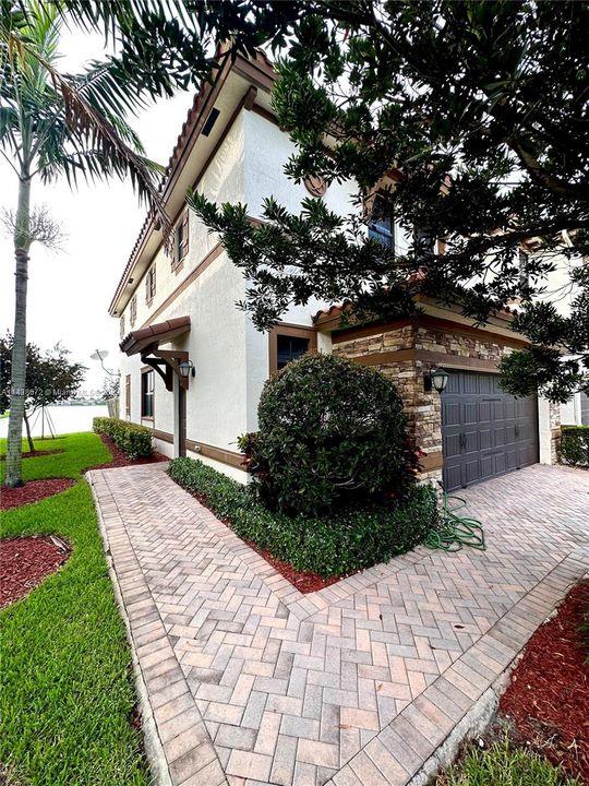 Recently Rented: $4,000 (3 beds, 2 baths, 1980 Square Feet)