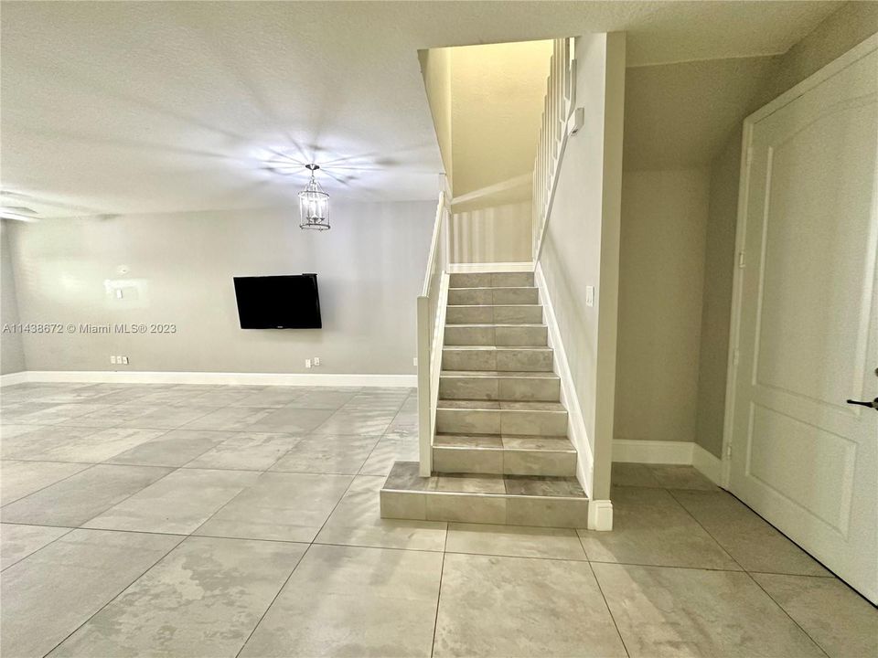 Recently Rented: $4,000 (3 beds, 2 baths, 1980 Square Feet)