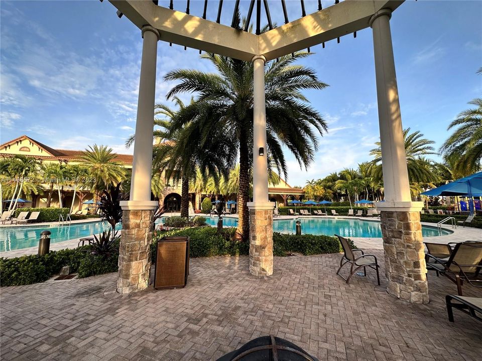 Recently Rented: $4,000 (3 beds, 2 baths, 1980 Square Feet)