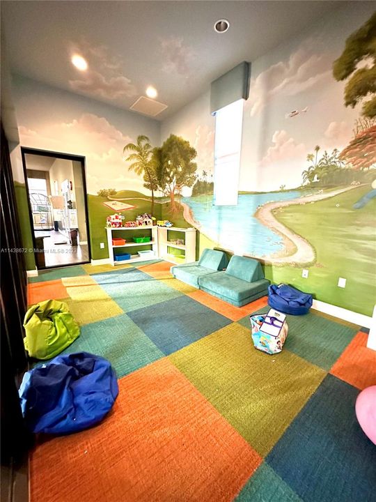 Recently Rented: $4,000 (3 beds, 2 baths, 1980 Square Feet)