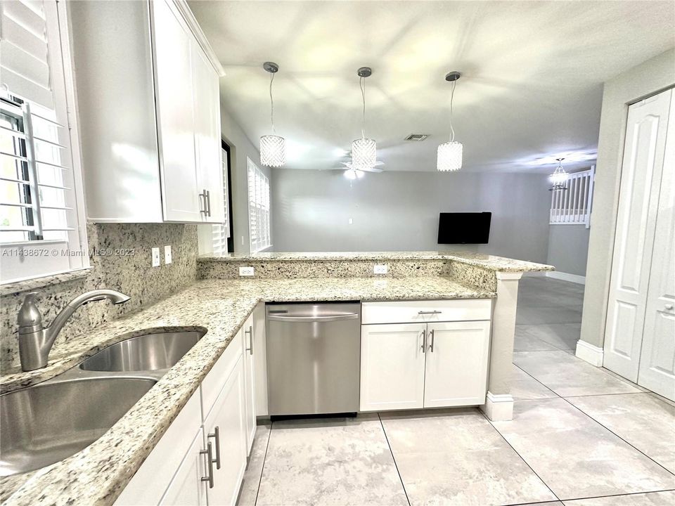 Recently Rented: $4,000 (3 beds, 2 baths, 1980 Square Feet)