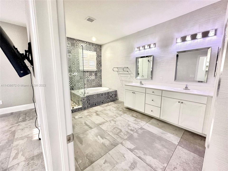 Recently Rented: $4,000 (3 beds, 2 baths, 1980 Square Feet)