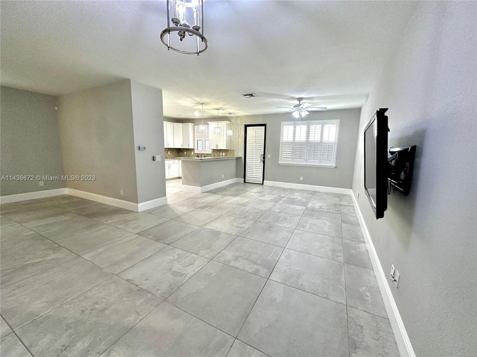 Recently Rented: $4,000 (3 beds, 2 baths, 1980 Square Feet)