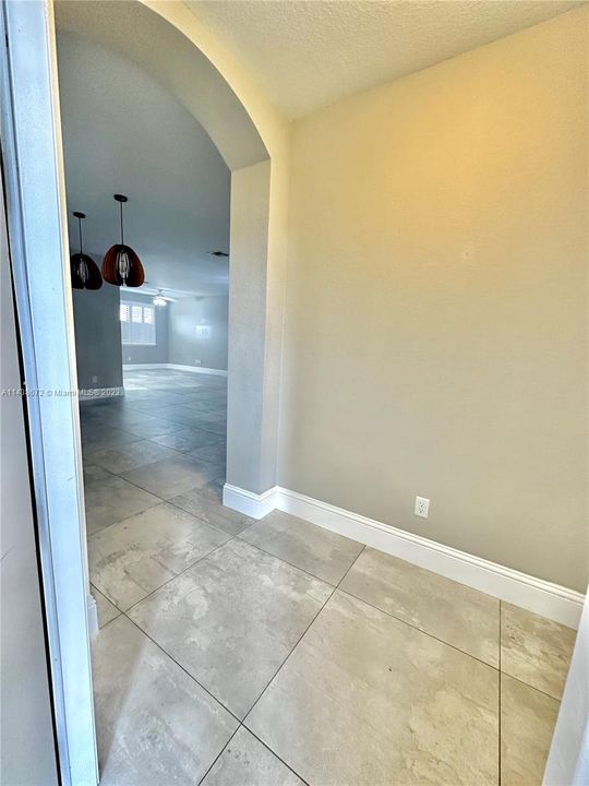 Recently Rented: $4,000 (3 beds, 2 baths, 1980 Square Feet)