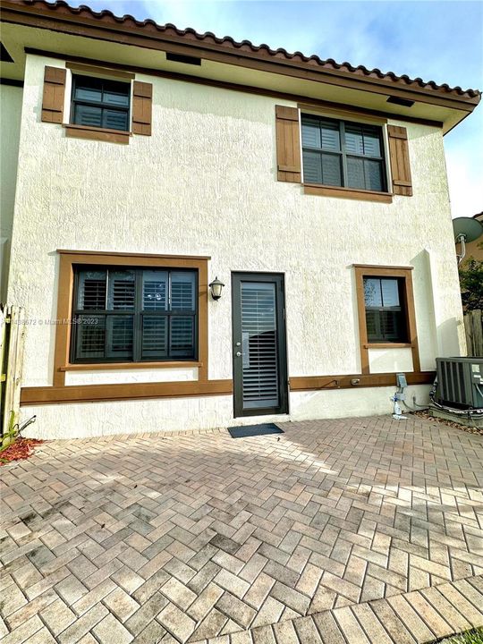 Recently Rented: $4,000 (3 beds, 2 baths, 1980 Square Feet)