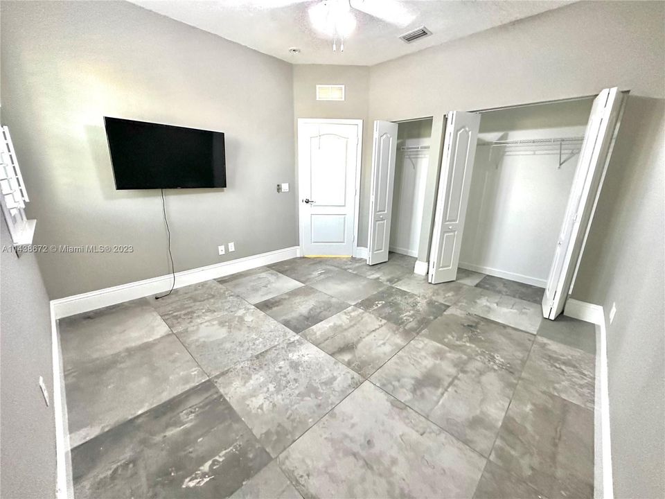 Recently Rented: $4,000 (3 beds, 2 baths, 1980 Square Feet)