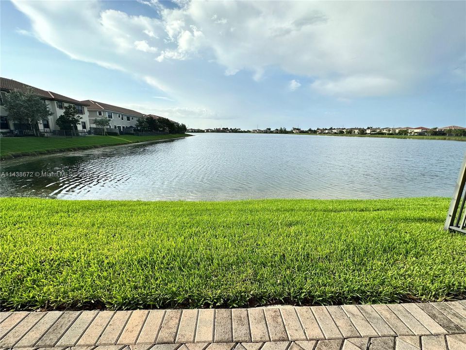 Recently Rented: $4,000 (3 beds, 2 baths, 1980 Square Feet)