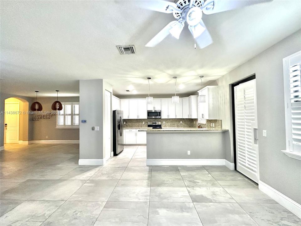 Recently Rented: $4,000 (3 beds, 2 baths, 1980 Square Feet)