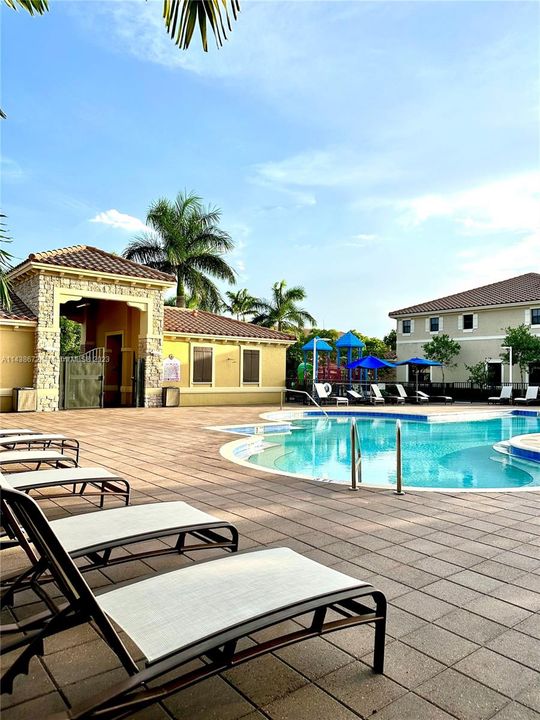 Recently Rented: $4,000 (3 beds, 2 baths, 1980 Square Feet)