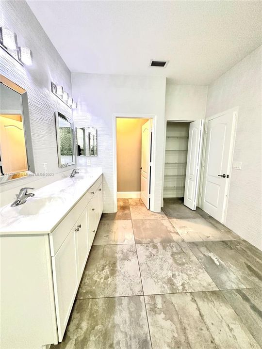 Recently Rented: $4,000 (3 beds, 2 baths, 1980 Square Feet)