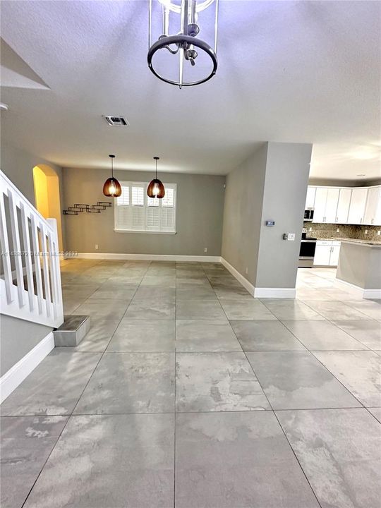 Recently Rented: $4,000 (3 beds, 2 baths, 1980 Square Feet)