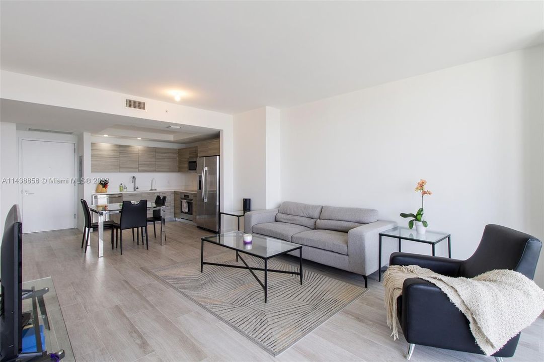 Recently Sold: $528,000 (1 beds, 1 baths, 737 Square Feet)