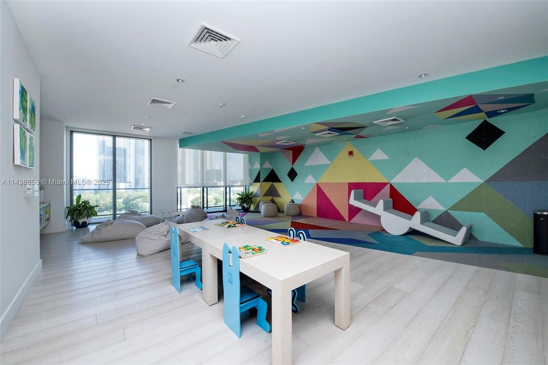 Recently Sold: $528,000 (1 beds, 1 baths, 737 Square Feet)