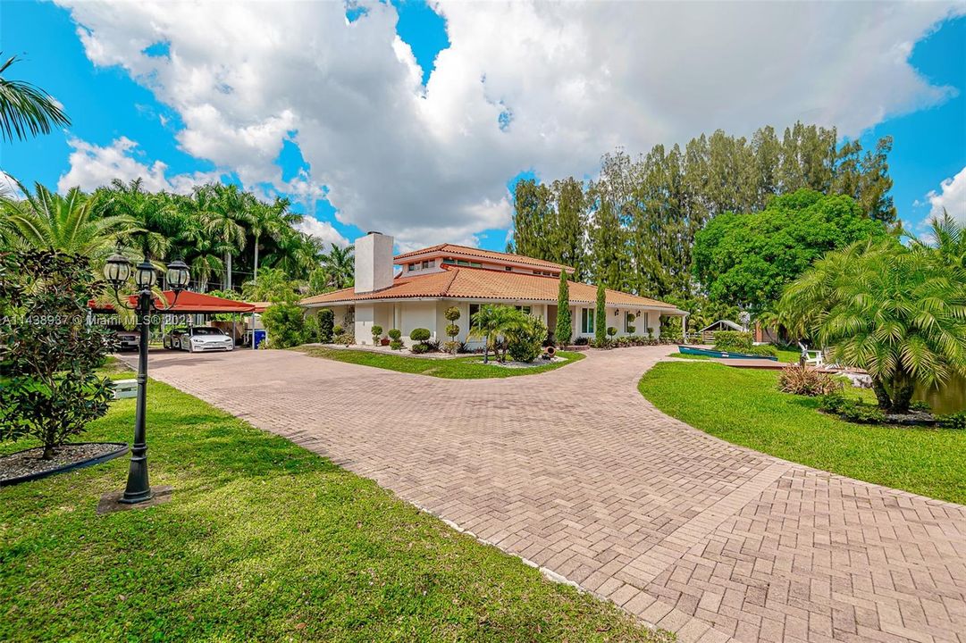 For Sale: $1,850,000 (5 beds, 4 baths, 2758 Square Feet)