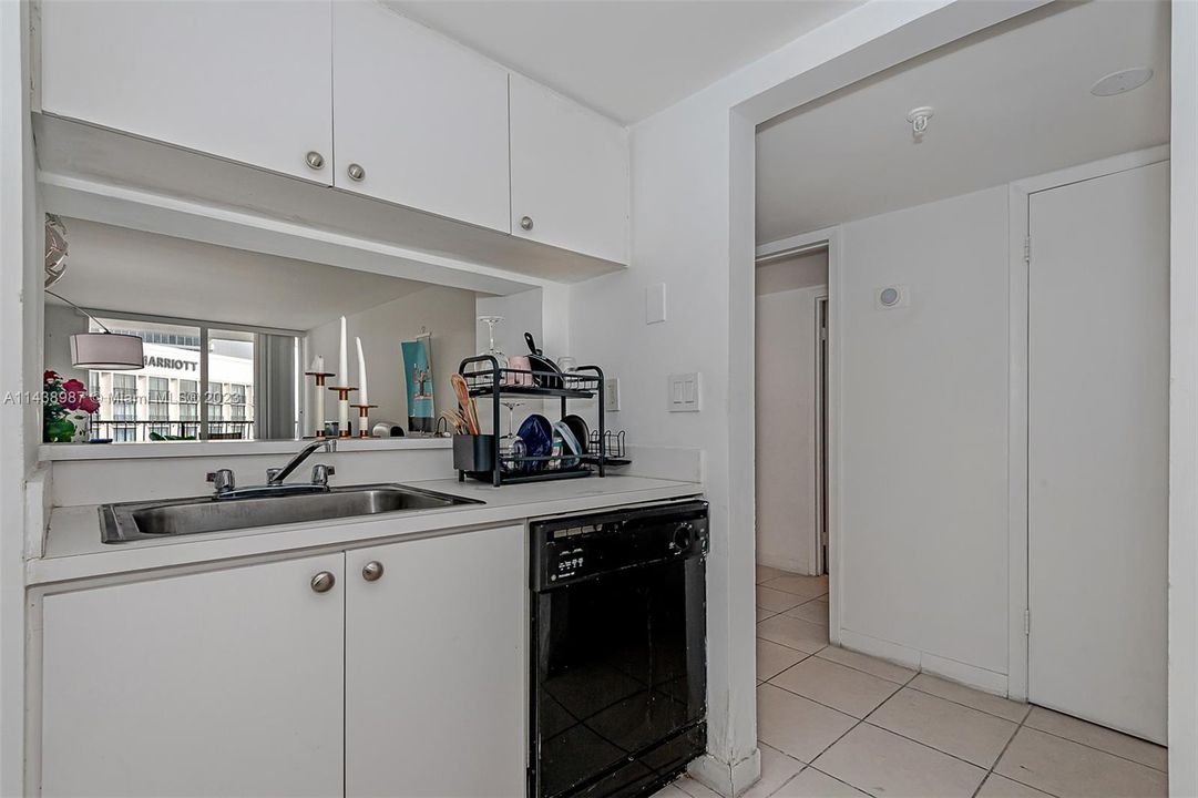 For Sale: $399,000 (1 beds, 1 baths, 860 Square Feet)