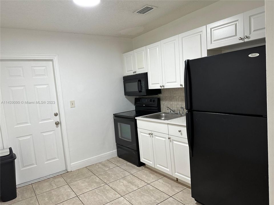 Recently Rented: $1,850 (2 beds, 1 baths, 766 Square Feet)