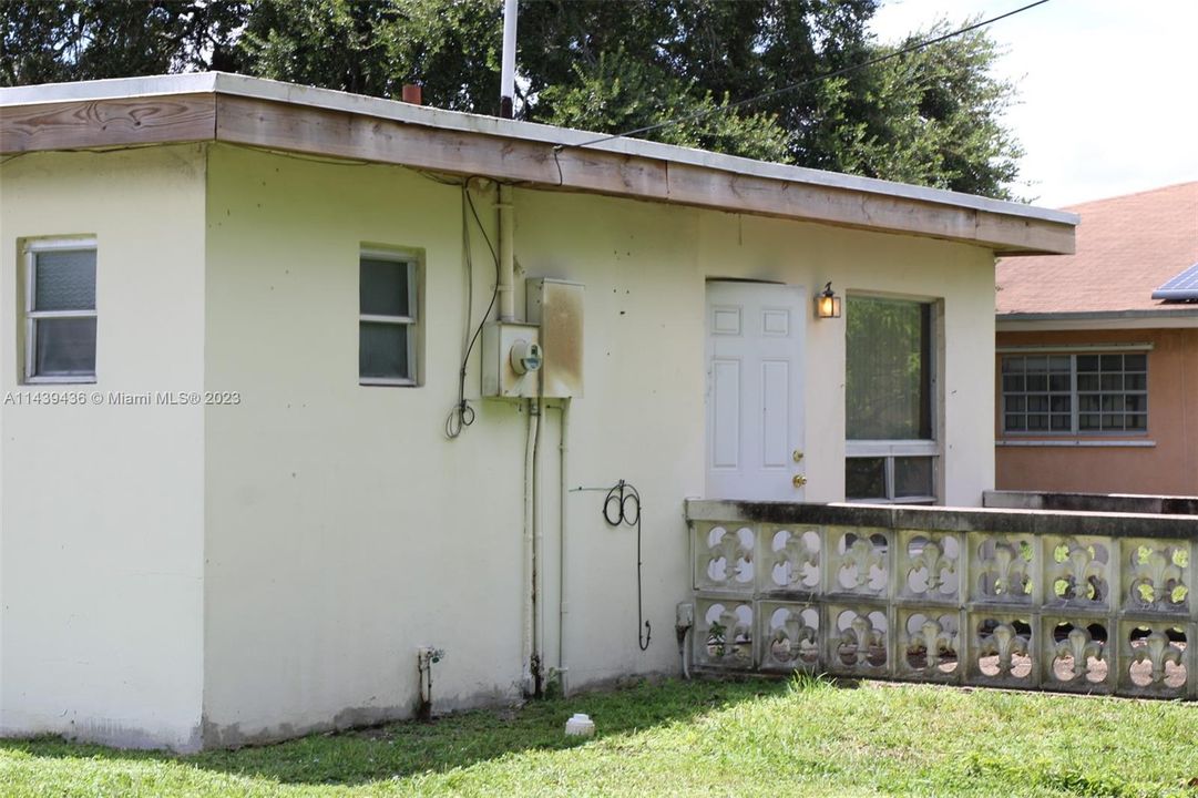 Active With Contract: $430,000 (3 beds, 2 baths, 1562 Square Feet)