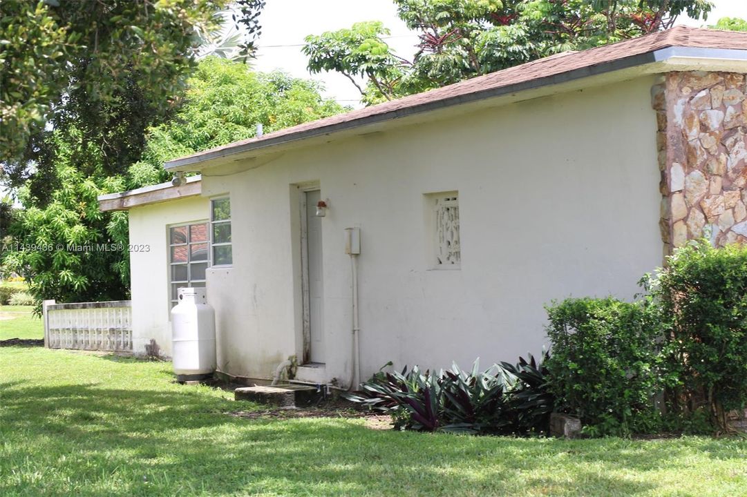 Active With Contract: $430,000 (3 beds, 2 baths, 1562 Square Feet)