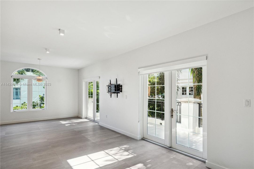 Recently Sold: $1,750,000 (2 beds, 2 baths, 1570 Square Feet)