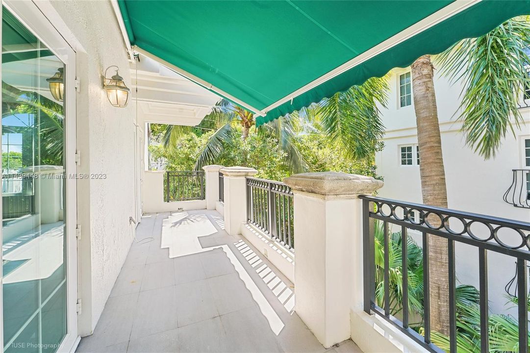 Recently Sold: $1,750,000 (2 beds, 2 baths, 1570 Square Feet)