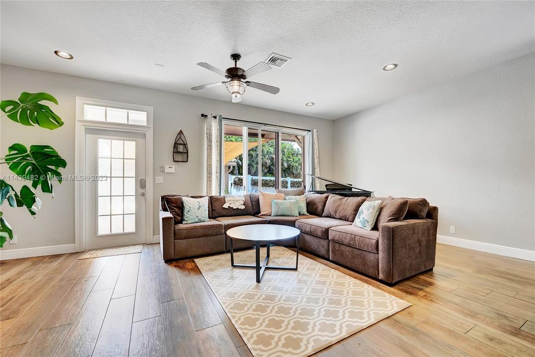 Recently Sold: $500,000 (3 beds, 2 baths, 1728 Square Feet)