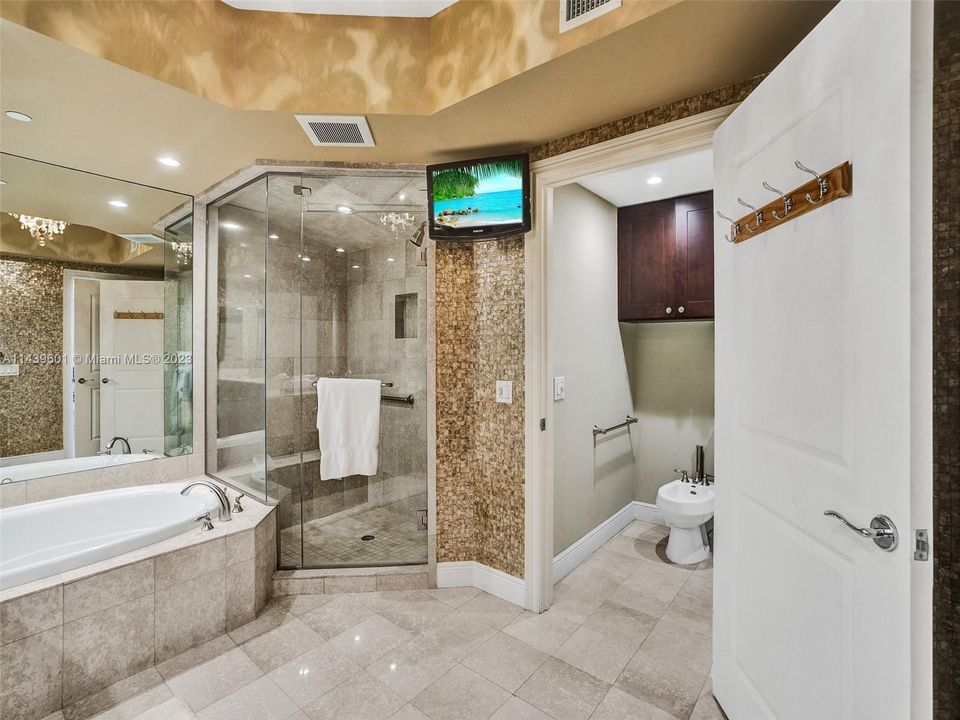 Vendido Recientemente: $2,500,000 (3 camas, 3 baños, 2840 Pies cuadrados)