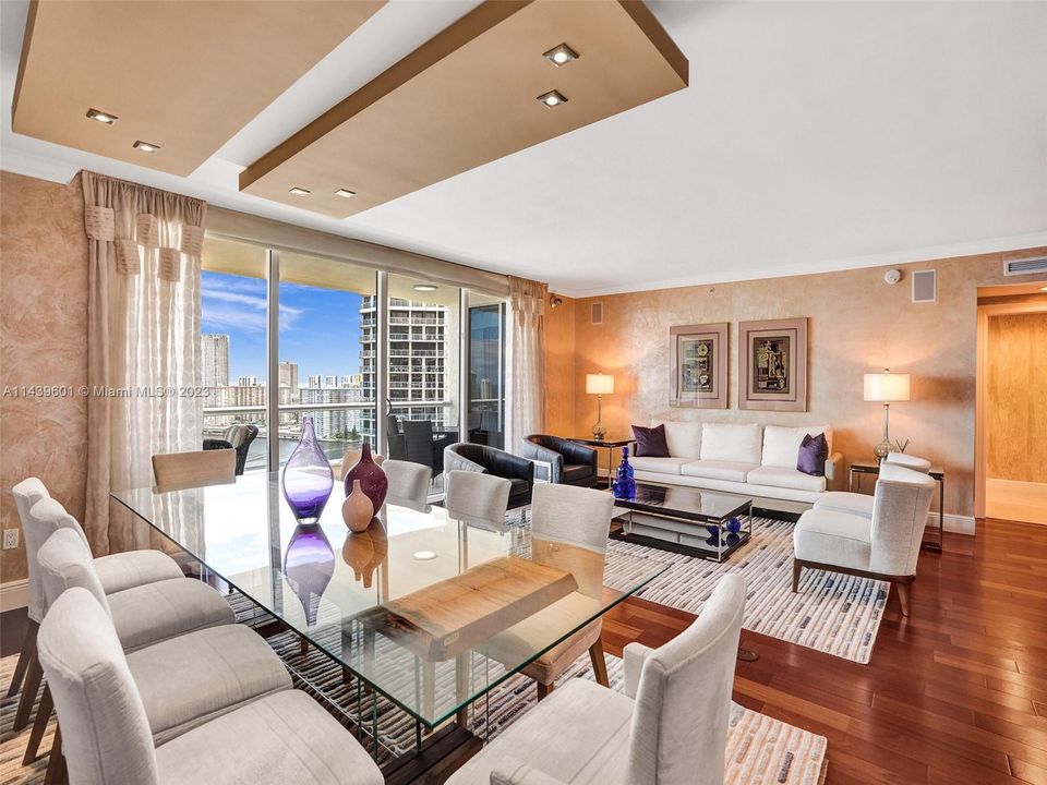 Vendido Recientemente: $2,500,000 (3 camas, 3 baños, 2840 Pies cuadrados)