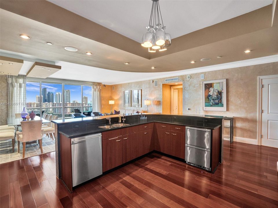 Vendido Recientemente: $2,500,000 (3 camas, 3 baños, 2840 Pies cuadrados)