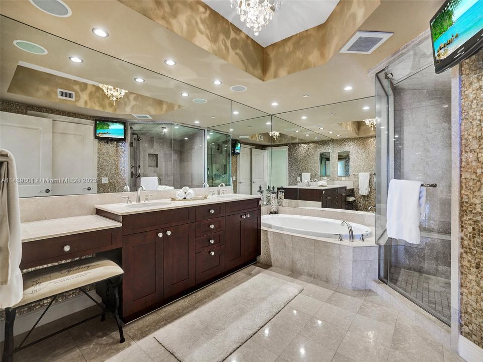 Vendido Recientemente: $2,500,000 (3 camas, 3 baños, 2840 Pies cuadrados)