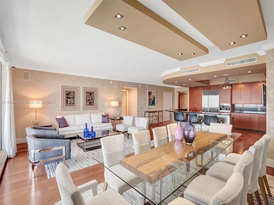 Vendido Recientemente: $2,500,000 (3 camas, 3 baños, 2840 Pies cuadrados)