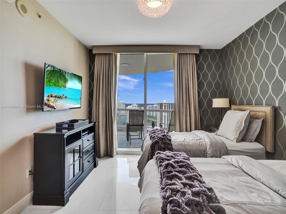 Vendido Recientemente: $2,500,000 (3 camas, 3 baños, 2840 Pies cuadrados)