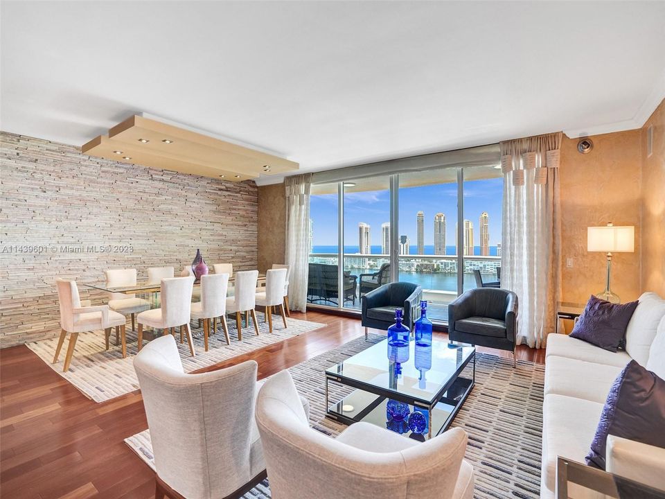 Vendido Recientemente: $2,500,000 (3 camas, 3 baños, 2840 Pies cuadrados)