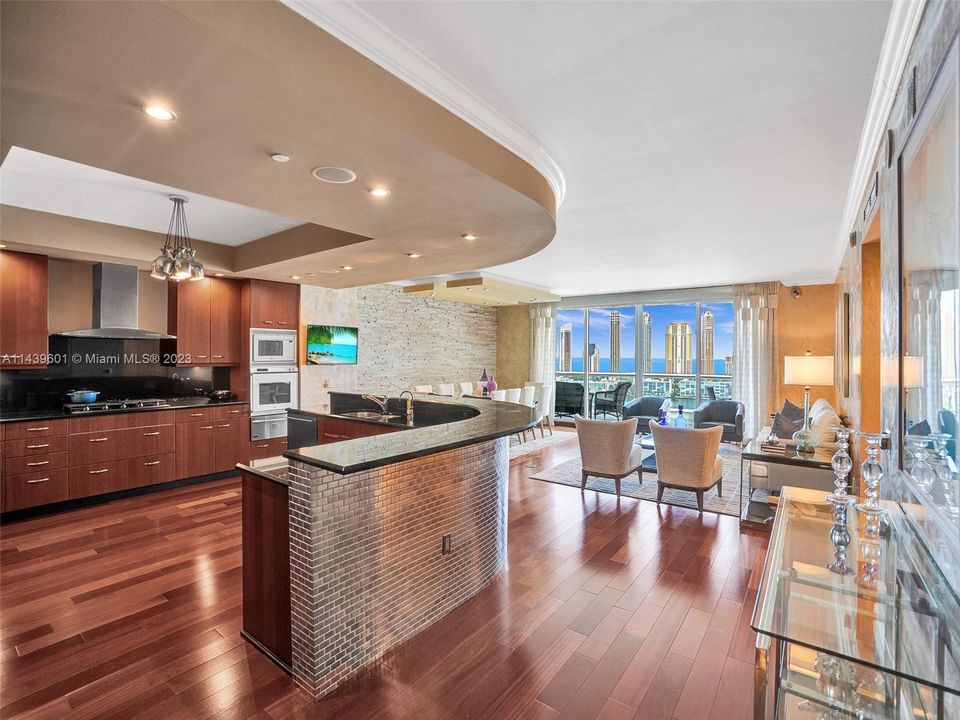 Vendido Recientemente: $2,500,000 (3 camas, 3 baños, 2840 Pies cuadrados)