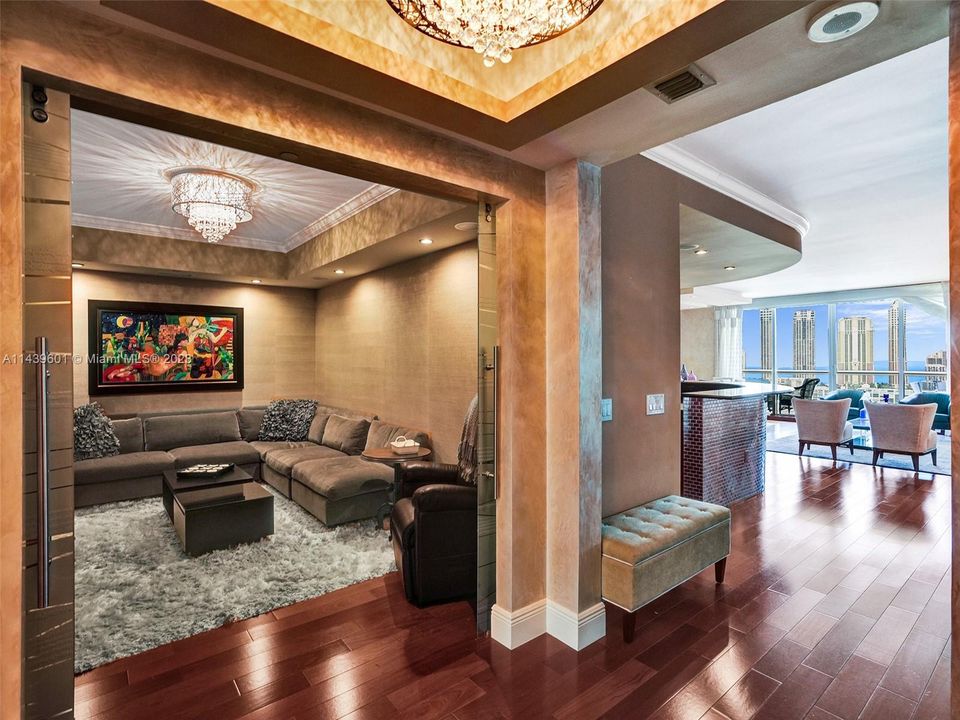 Vendido Recientemente: $2,500,000 (3 camas, 3 baños, 2840 Pies cuadrados)