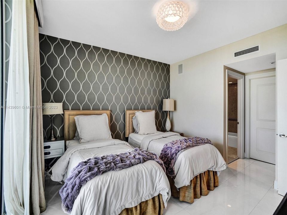 Vendido Recientemente: $2,500,000 (3 camas, 3 baños, 2840 Pies cuadrados)