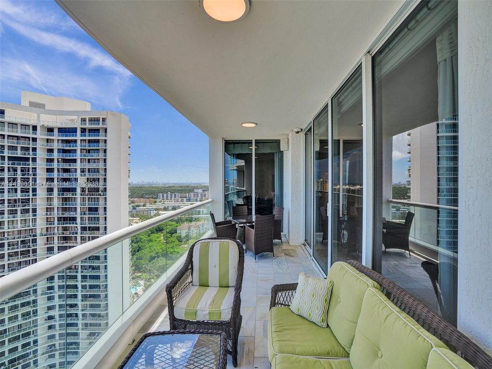 Vendido Recientemente: $2,500,000 (3 camas, 3 baños, 2840 Pies cuadrados)