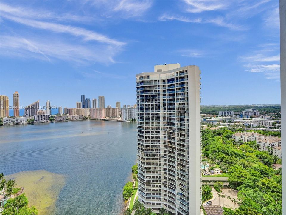 Vendido Recientemente: $2,500,000 (3 camas, 3 baños, 2840 Pies cuadrados)