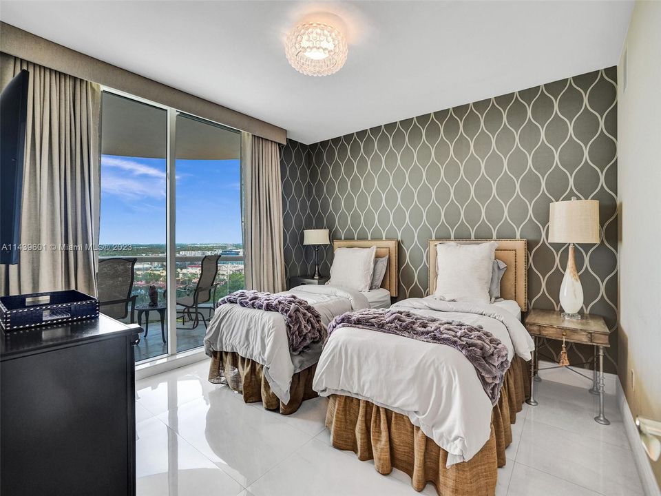 Vendido Recientemente: $2,500,000 (3 camas, 3 baños, 2840 Pies cuadrados)