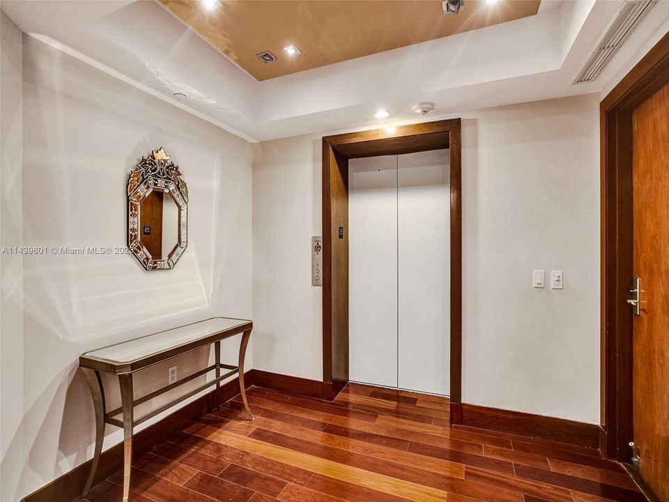 Vendido Recientemente: $2,500,000 (3 camas, 3 baños, 2840 Pies cuadrados)
