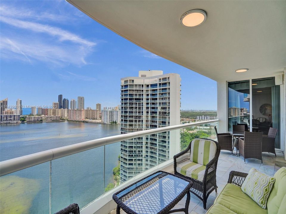 Vendido Recientemente: $2,500,000 (3 camas, 3 baños, 2840 Pies cuadrados)