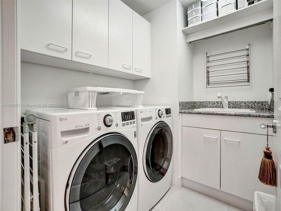 Vendido Recientemente: $2,500,000 (3 camas, 3 baños, 2840 Pies cuadrados)