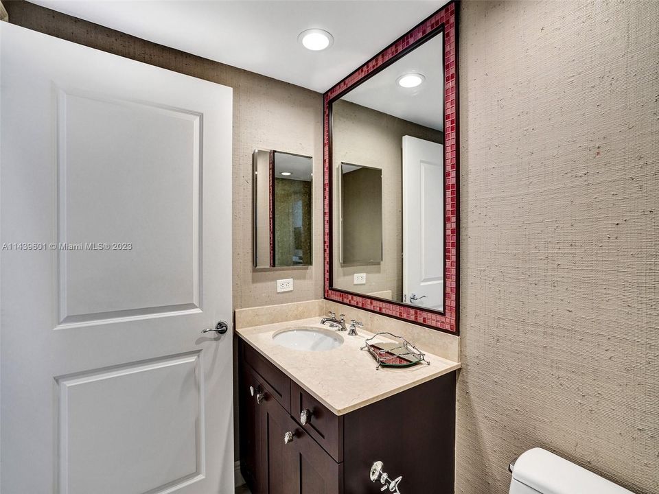 Vendido Recientemente: $2,500,000 (3 camas, 3 baños, 2840 Pies cuadrados)