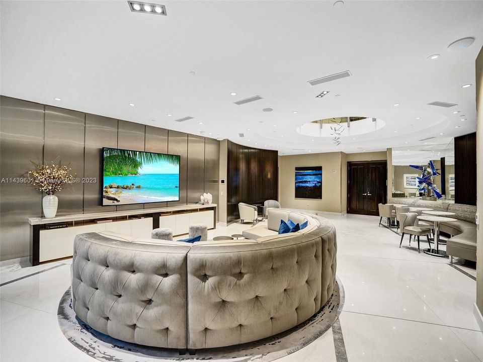 Vendido Recientemente: $2,500,000 (3 camas, 3 baños, 2840 Pies cuadrados)